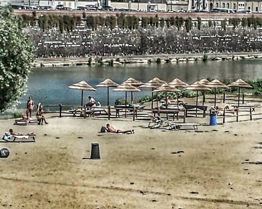 Un assaggio di “mare” nel centro di Firenze: la Spiaggetta sull’Arno