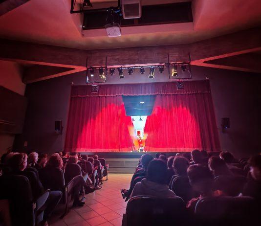 “Terapia di Gruppo” conquista il Teatro Reims: giovani talenti emozionano il pubblico